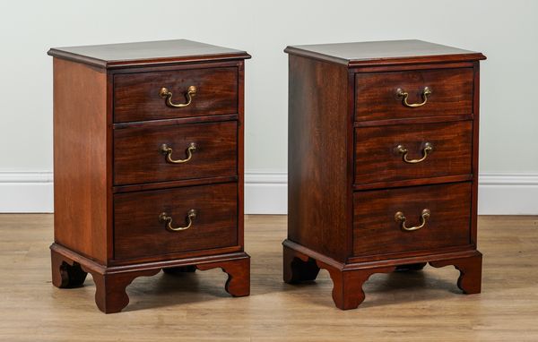 A PAIR OF MAHOGANY THREE DRAWER BEDSIDE CHESTS (2)