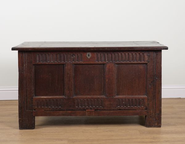 A 17TH CENTURY OAK COFFER