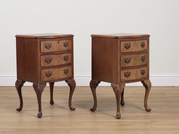 A PAIR OF MAHOGANY SERPENTINE THREE DRAWER BED SIDE CHESTS (2)