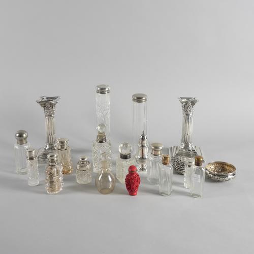 A PAIR OF SILVER CANDLESTICKS AND EIGHTEEN FURTHER ITEMS (20)