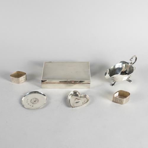 A SILVER TABLE CIGARETTE BOX AND FIVE FURTHER ITEMS (6)