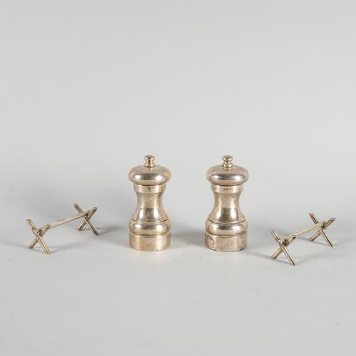 A PAIR OF SILVER KNIFE RESTS AND TWO SILVER MOUNTED CONDIMENT MILLS (4)
