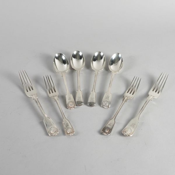 A GROUP OF SILVER DOUBLE STRUCK, FIDDLE, THREAD AND SHELL PATTERN TABLE FLATWARE (8)