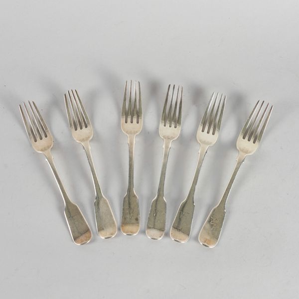 A SET OF SIX SILVER FIDDLE PATTERN DESSERT FORKS (6)