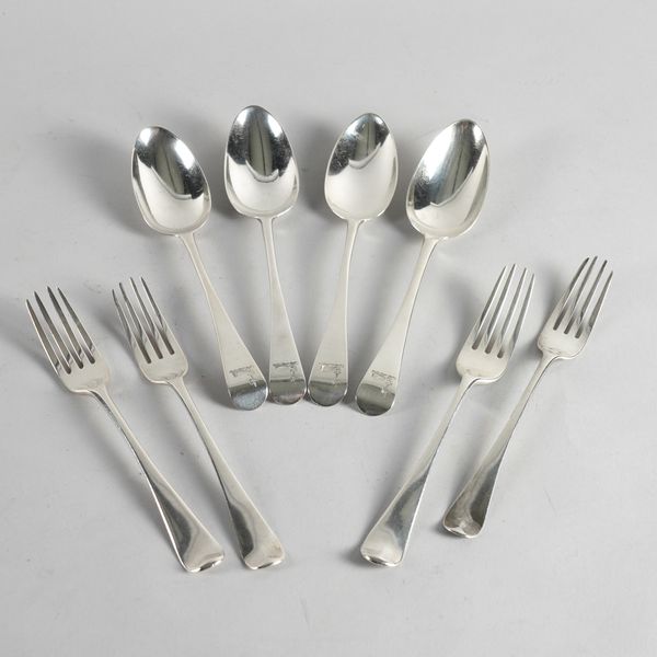 A GROUP OF SILVER OLD ENGLISH PATTERN TABLE FLATWARE (8)