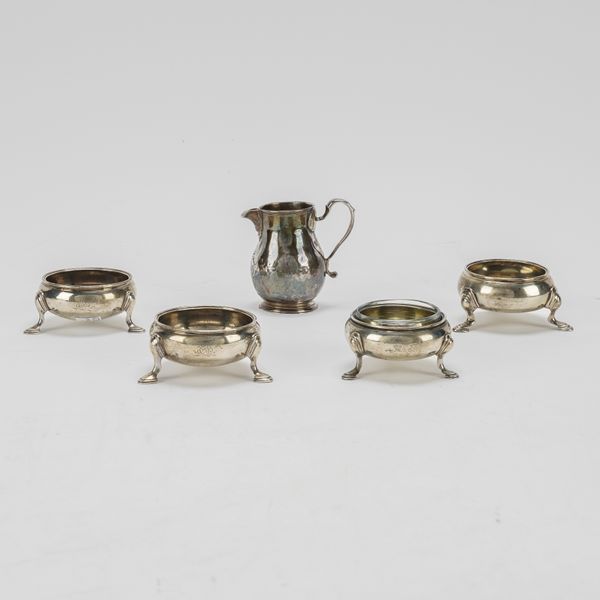 A PAIR OF SALTS, TWO SINGLE SALTS AND A CREAM JUG (5)