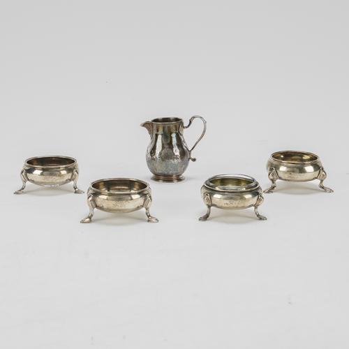 A PAIR OF SALTS, TWO SINGLE SALTS AND A CREAM JUG (5)