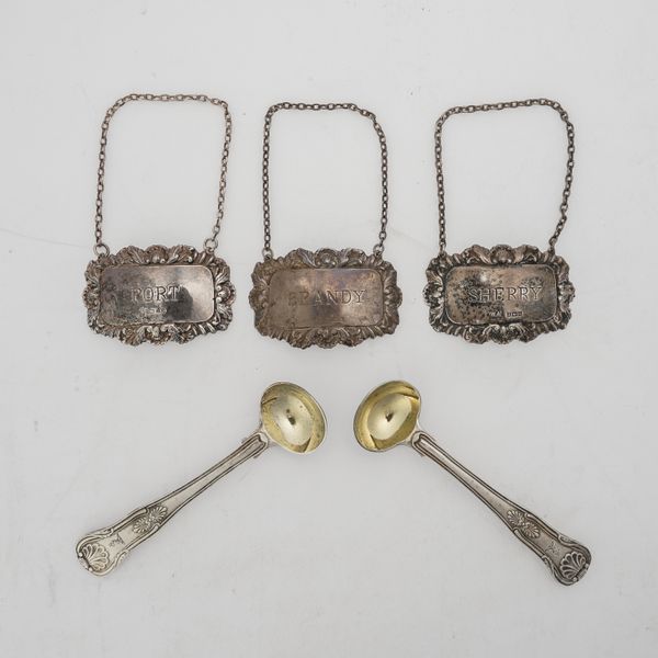 A PAIR OF SILVER KING'S PATTERN SALT SPOONS AND THREE SILVER DECANTER LABLES (5)