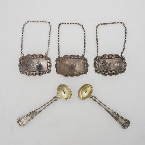 A PAIR OF SILVER KING'S PATTERN SALT SPOONS AND THREE SILVER DECANTER LABLES (5)