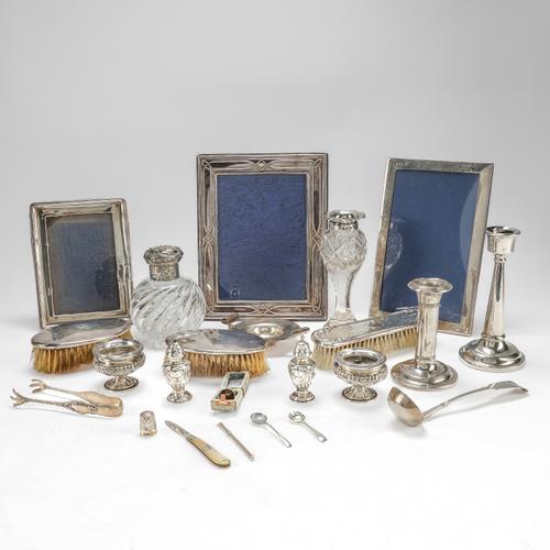 A GROUP OF SILVER AND SILVER MOUNTED WARES (23)