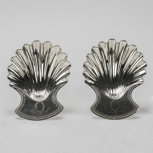 A PAIR OF SILVER BUTTER SHELLS (2)