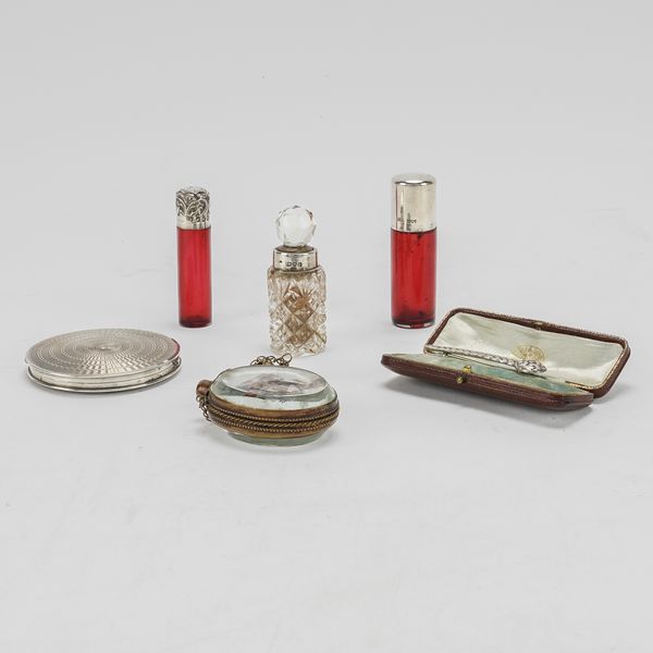 A GROUP OF SILVER MOUNTED WARES AND FURTHER ITEMS (6)