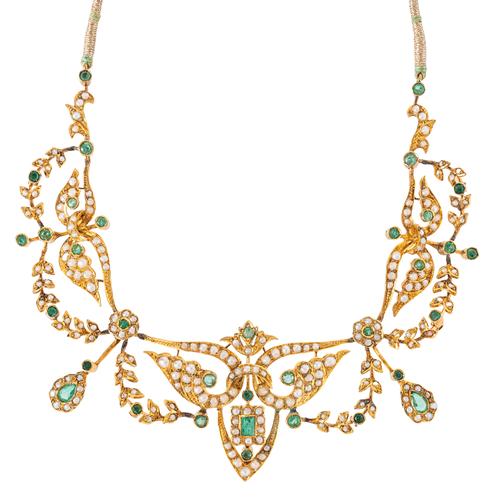 A GOLD, PEARL AND EMERALD NECKLACE (2)