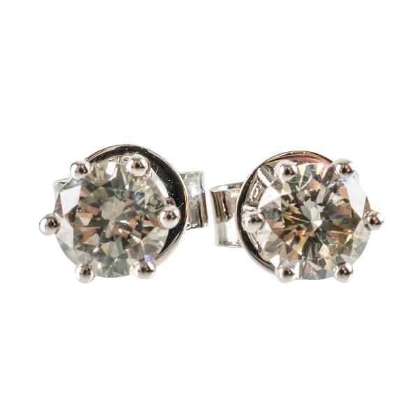 A PAIR OF DIAMOND STUD EARRINGS (3)