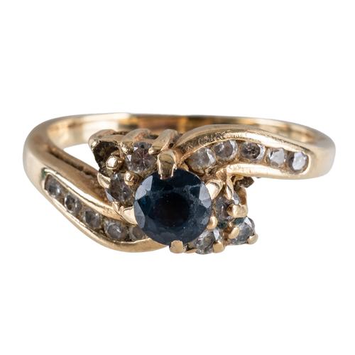 A GOLD, SAPPHIRE AND DIAMOND RING