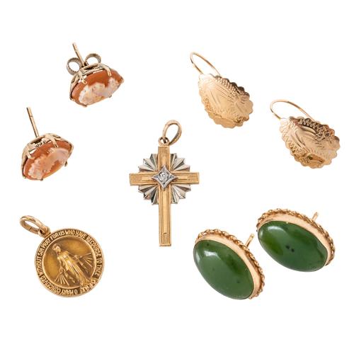 A SMALL GROUP OF JEWELLERY (8)