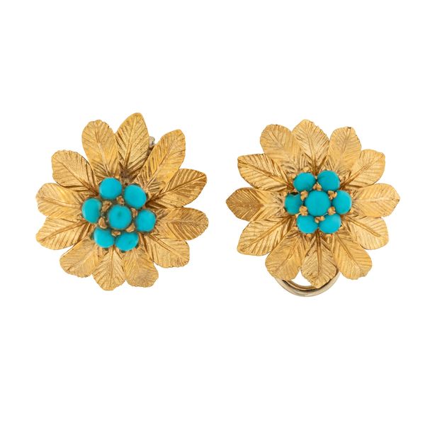 A PAIR OF GOLD AND TURQUOISE EARLCIPS