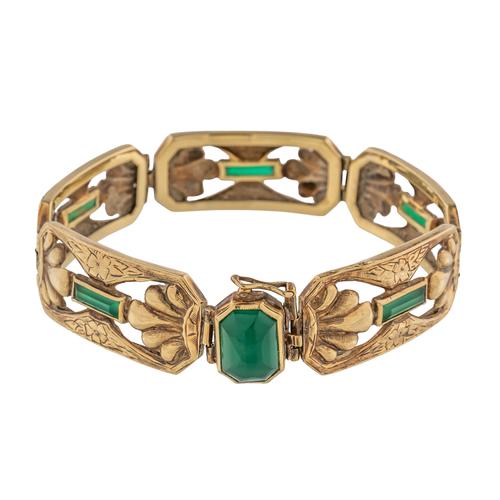 A GOLD AND DYED GREEN AGATE BRACELET