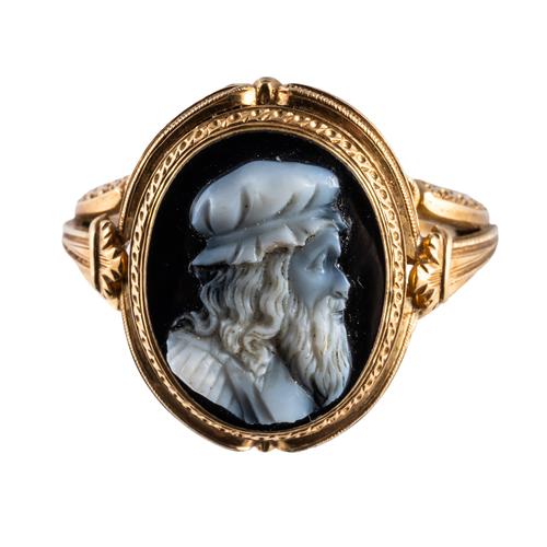 A GOLD AND BANDED AGATE CAMEO RING