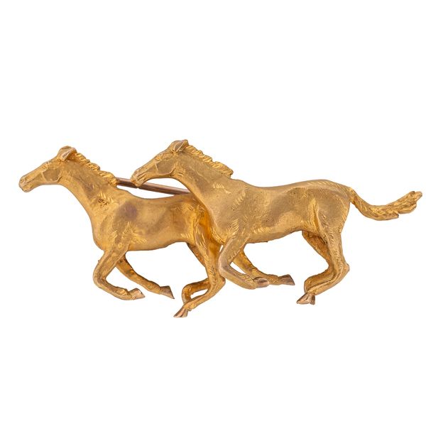 A GOLD HORSE BROOCH