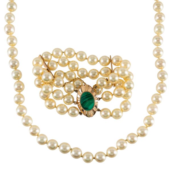 A MATCHING PEARL NECKLACE AND BRACELET WITH GOLD CLASPS (2)