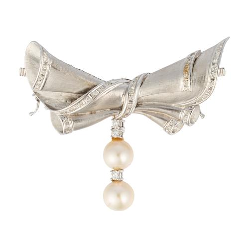 A DIAMOND AND CULTURED PEARL CLASP BROOCH