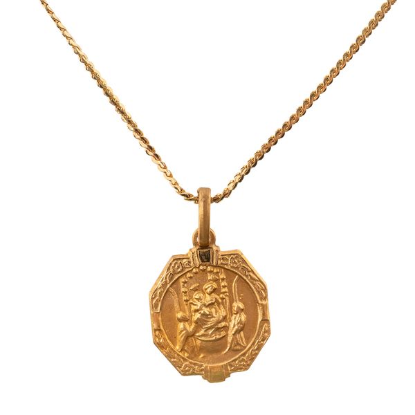 A GOLD PENDANT NECKLACE
