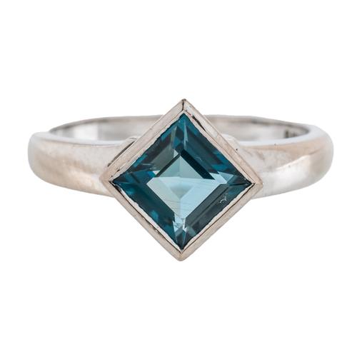 AN 18CT GOLD AND TOPAZ RING