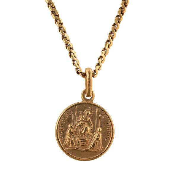 A GOLD NECKLACE
