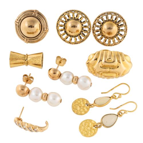 A COLLECTION OF MOSTLY GOLD ITEMS