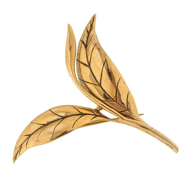 A 9CT GOLD LEAF BROOCH