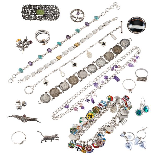A GROUP OF MOSTLY SLIVER JEWELLERY (19)