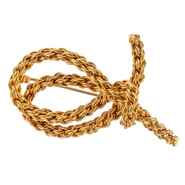 AN 18CT GOLD BROOCH