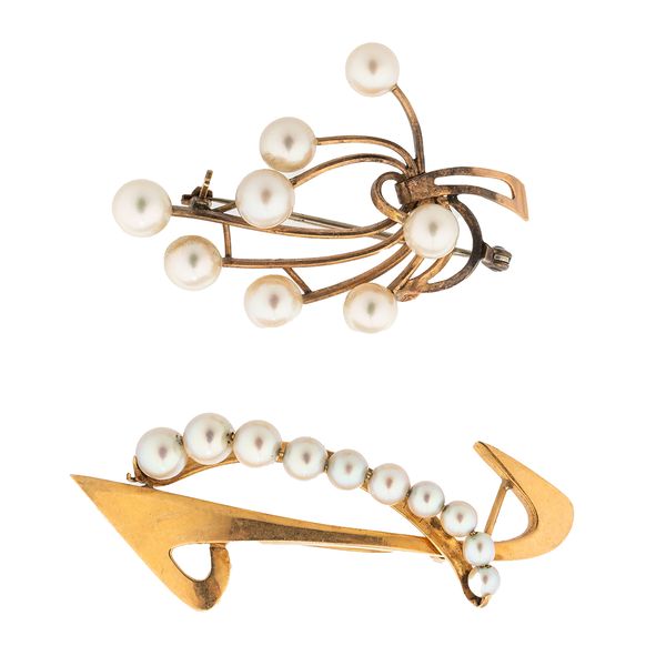 TWO GOLD AND CULTURED PEARL BROOCHES (2)