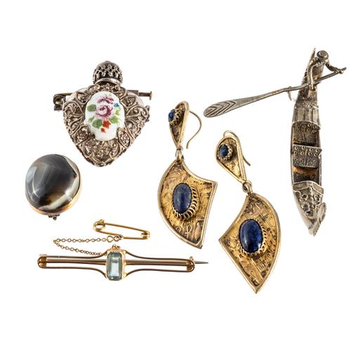 A GROUP OF SIX ITEMS (6)