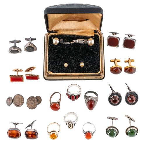A COLLECTION OF CUFFLINKS AND RINGS (QTY)
