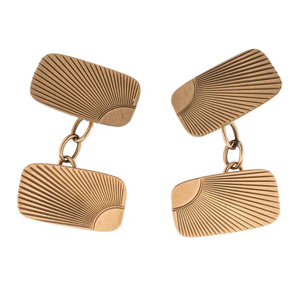A PAIR OF GOLD CURVED RECTANGULAR CUFFLINKS
