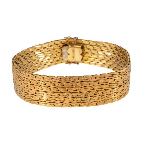 AN 18CT GOLD WIDE LINK BRACELET
