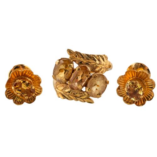 A GOLD AND CITRINE THREE STONE RING AND A PAIR OF GOLD AND YELLOW GEM SET EARSTUDS (3)