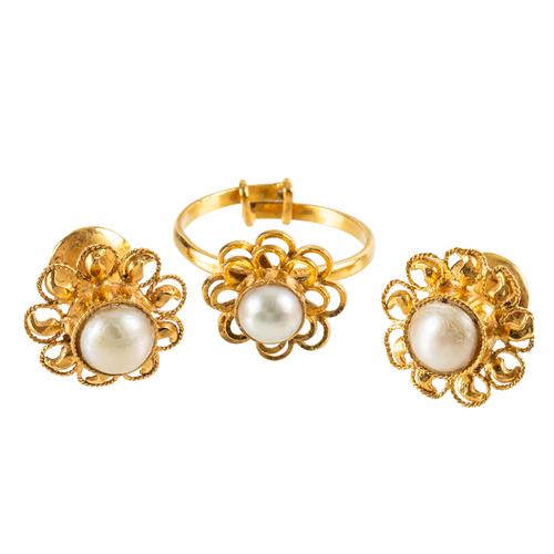 A 22CT GOLD AND CULTURED PEARL RING AND A PAIR OF GOLD AND CULTURED PEARL EARSTUDS (3)
