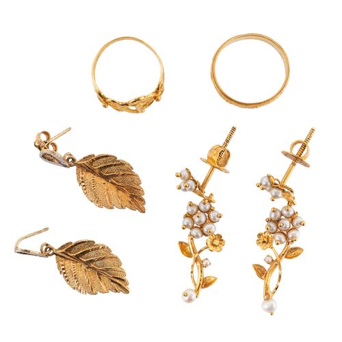TWO GOLD RINGS AND TWO PAIRS OF GOLD EARRINGS (6)