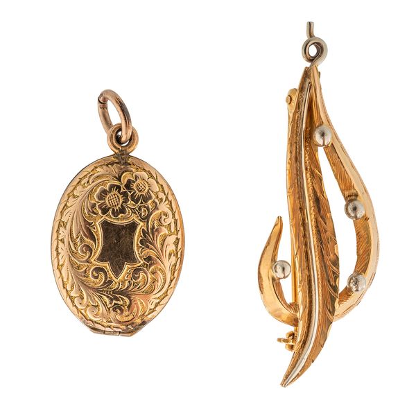 A GOLD BROOCH AND A GILT METAL OVAL PENDANT LOCKET (2)