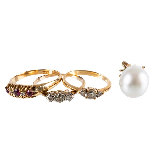 AN 18CT GOLD, RUBY AND DIAMOND FIVE STONE RING, TWO DIAMOND THREE STONE RINGS AND A CULTURED PEARL PENDANT (4)