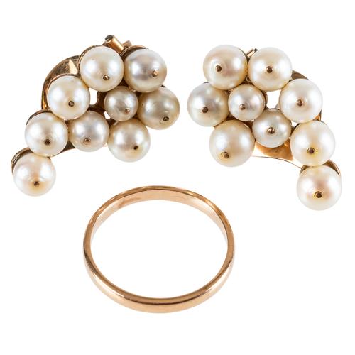 A PAIR OF PEARL EARRINGS AND A RING (3)