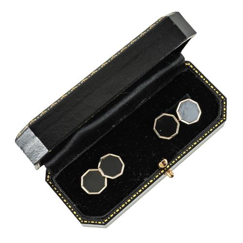 A PAIR OF ONYX CUFFLINKS (2)