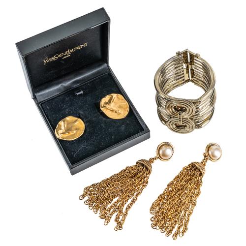 A COLLECTION OF DESIGNER COSTUME JEWELLERY (5)