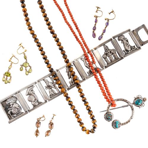 SEVEN ITEMS OF JEWELLERY (7)