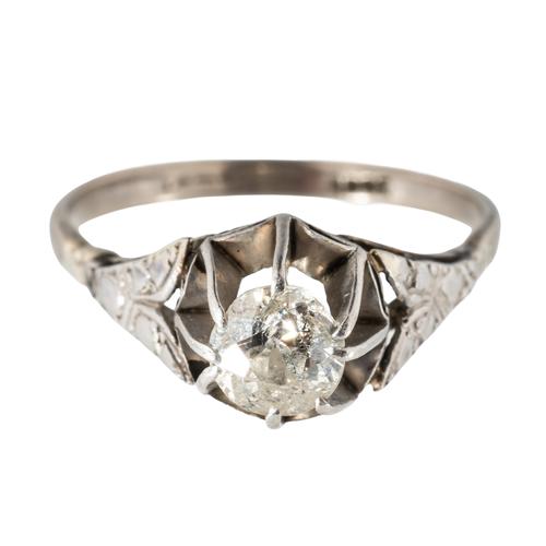 A WHITE GOLD AND DIAMOND SINGLE STONE RING