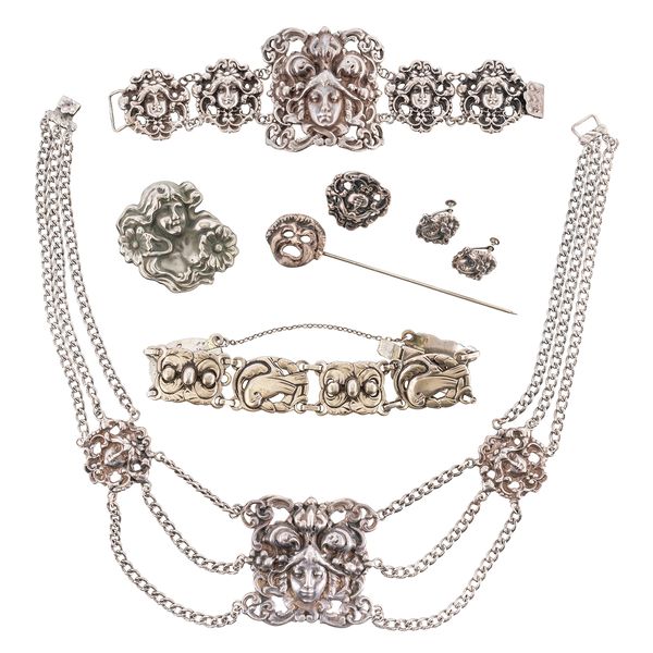 A GROUP OF MOSTLY SILVER JEWELLERY (7)