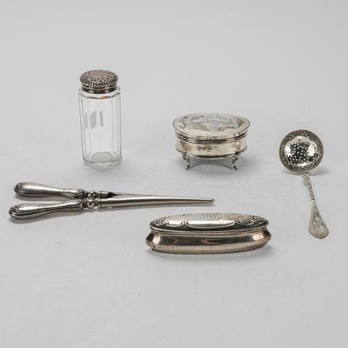A GROUP OF SILVER AND FOREIGN WARES (5)